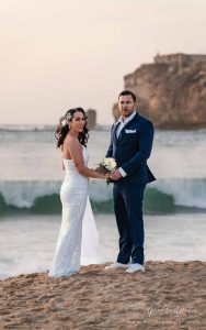 Casal de noivos na praia de Nazaré ao pôr do sol – fotografia por Kamila Weder