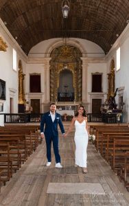 Casal de noivos na praia de Nazaré ao pôr do sol – fotografia por Kamila Weder