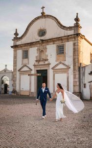 Casal de noivos na praia de Nazaré ao pôr do sol – fotografia por Kamila Weder
